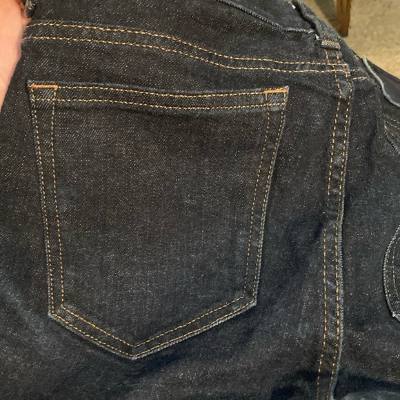 H&M & denim dark blue women's jeans with a distressed look on the front. - Picture 5 of 7